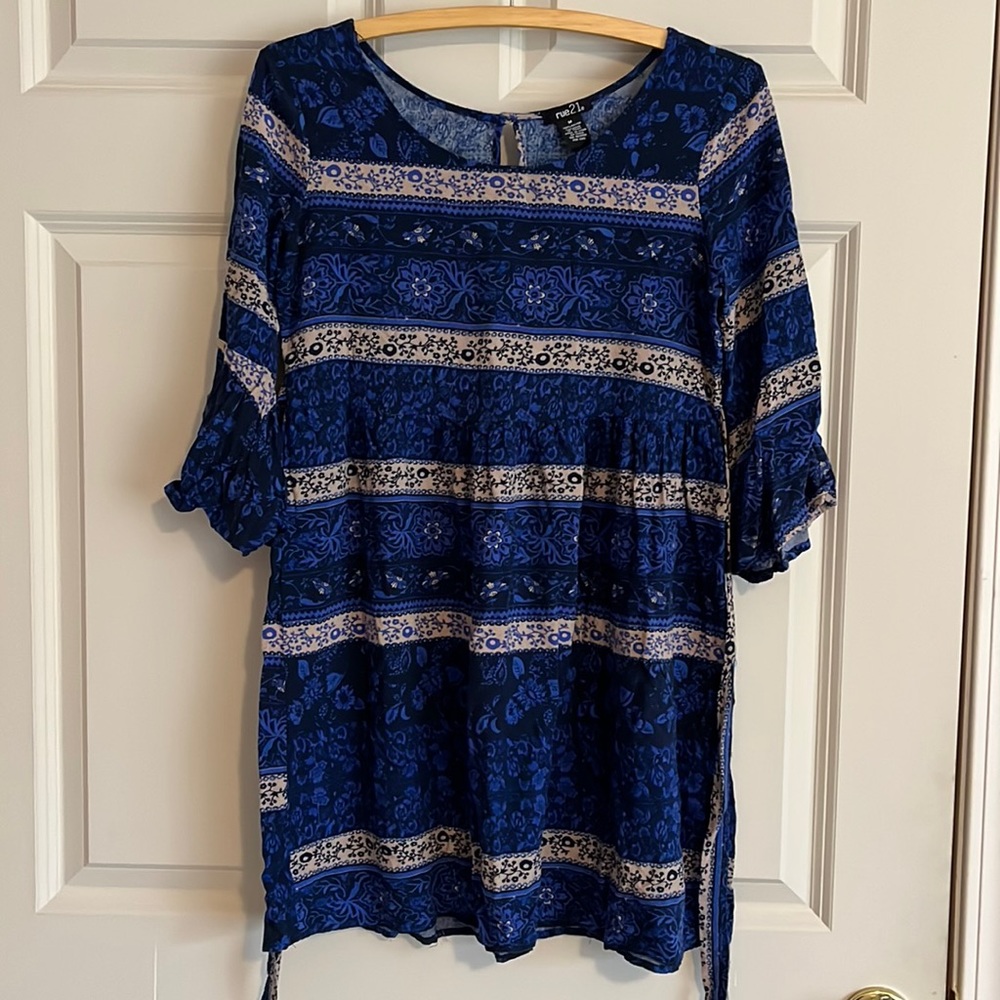 Rue21 top blue flowered with tie and keyhole closure